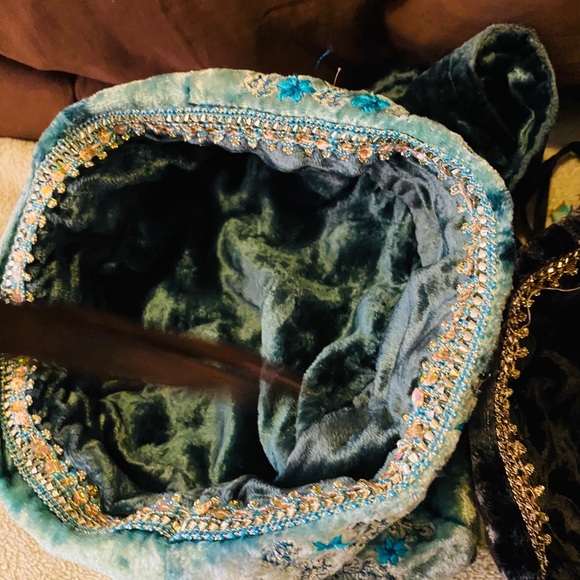 Laila Rowe beautiful velvet drawstring bags - Picture 3 of 5